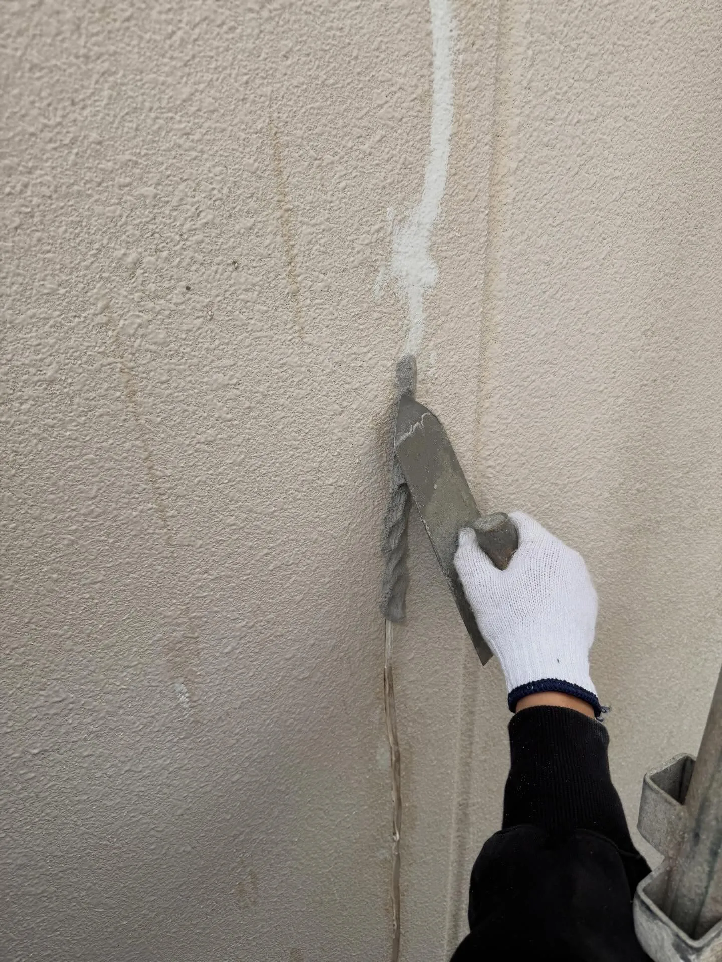 守口市のビルの外壁塗装工事がスタートしました🎉まずは、外壁の...