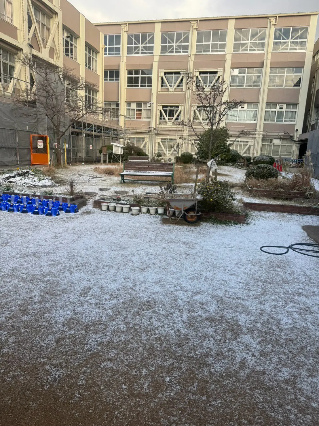 神戸市須磨区の小学校の塗装工事がいよいよ終盤に差し掛かってい...