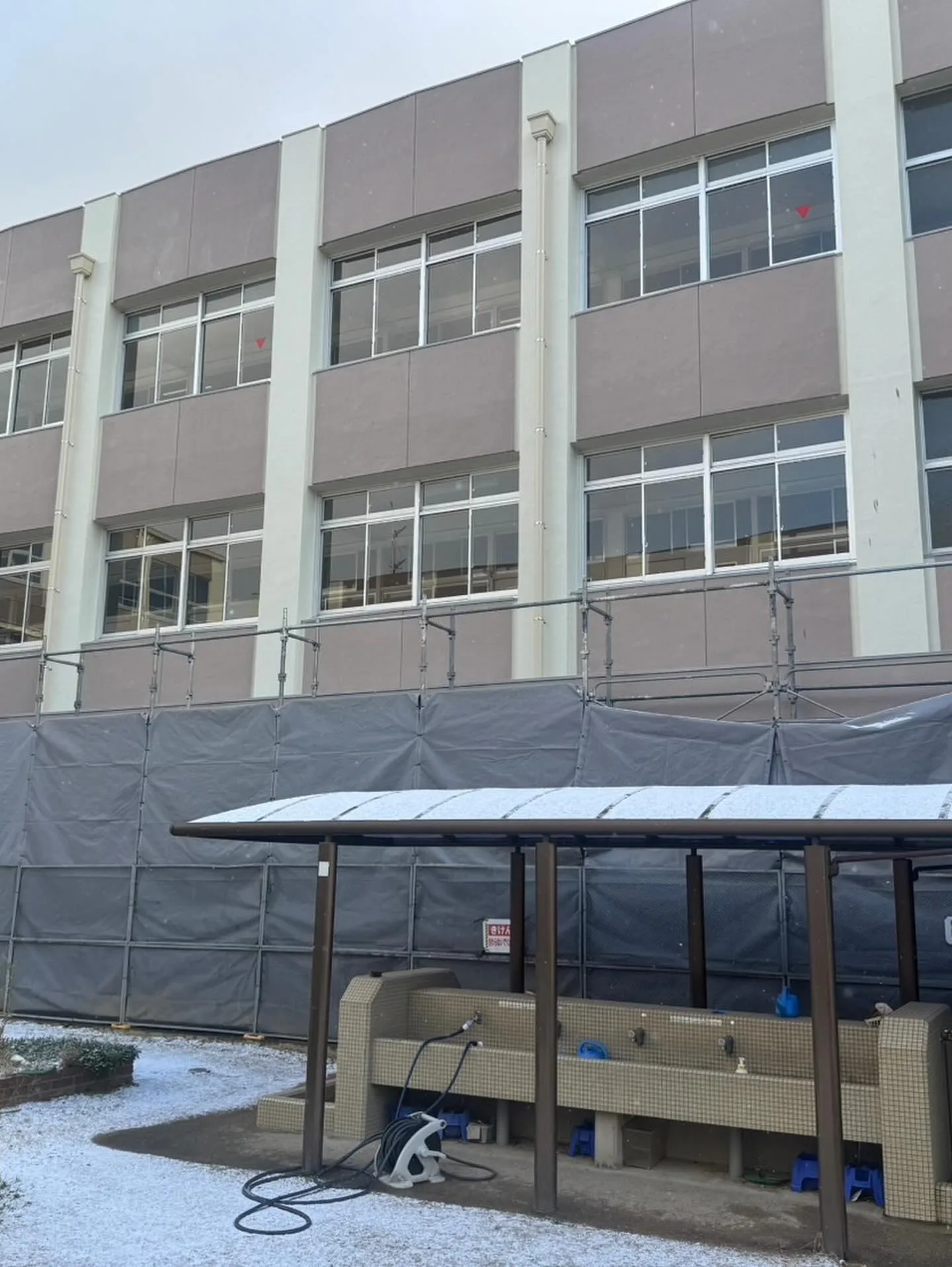 神戸市須磨区の小学校の塗装工事がいよいよ終盤に差し掛かってい...