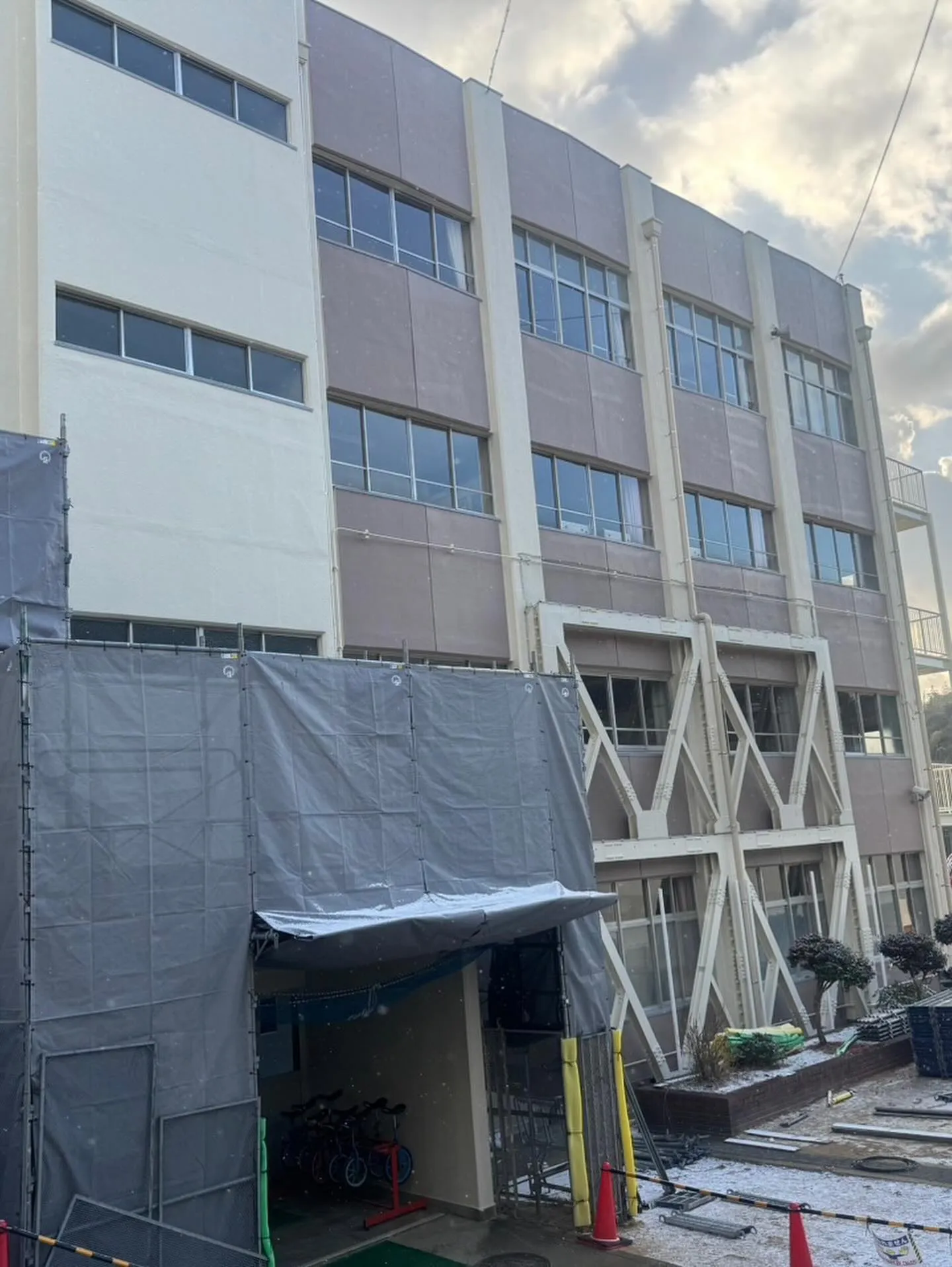 神戸市須磨区の小学校の塗装工事がいよいよ終盤に差し掛かってい...