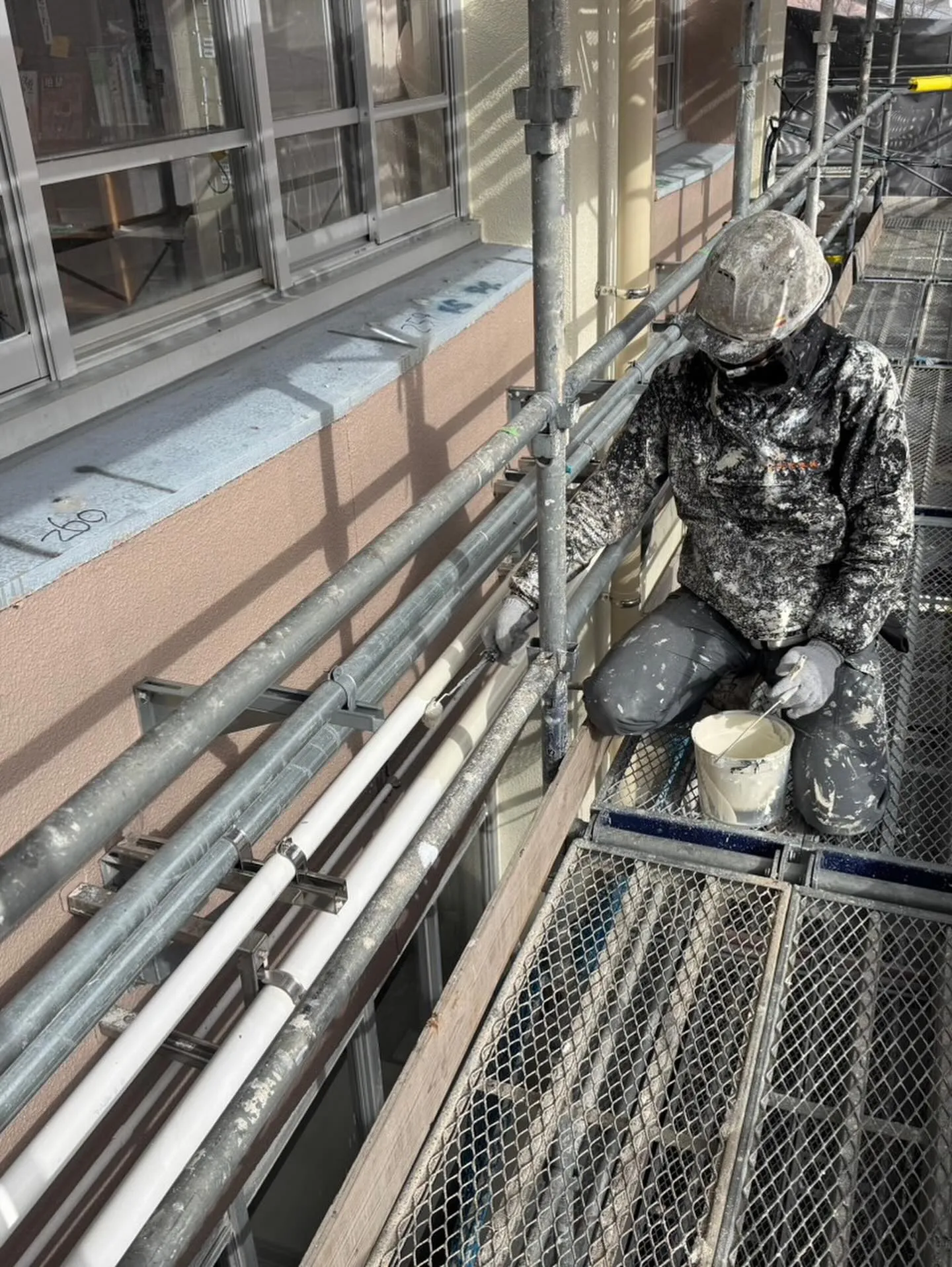 神戸市須磨区の小学校の塗装工事がいよいよ終盤に差し掛かってい...